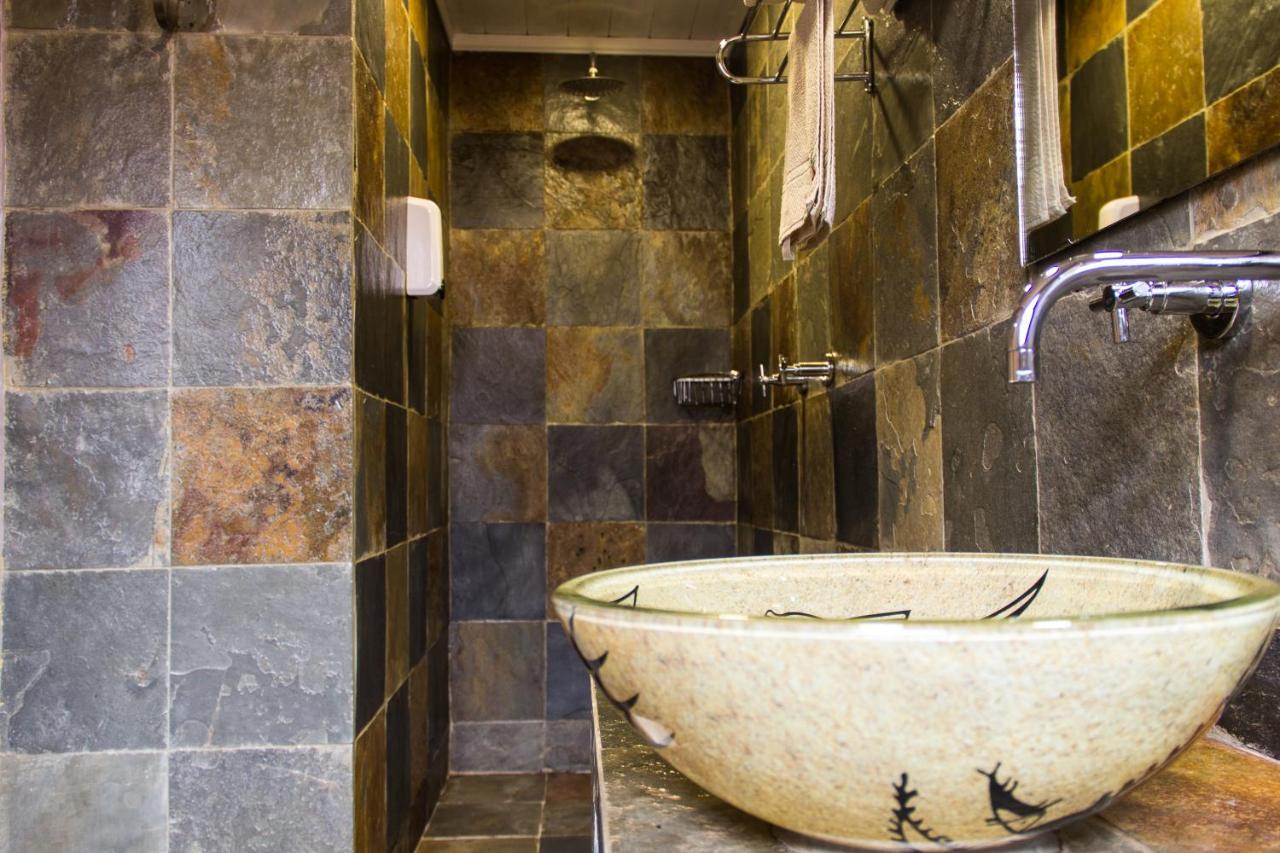 Hotel Bougainviller Кампала Екстериор снимка