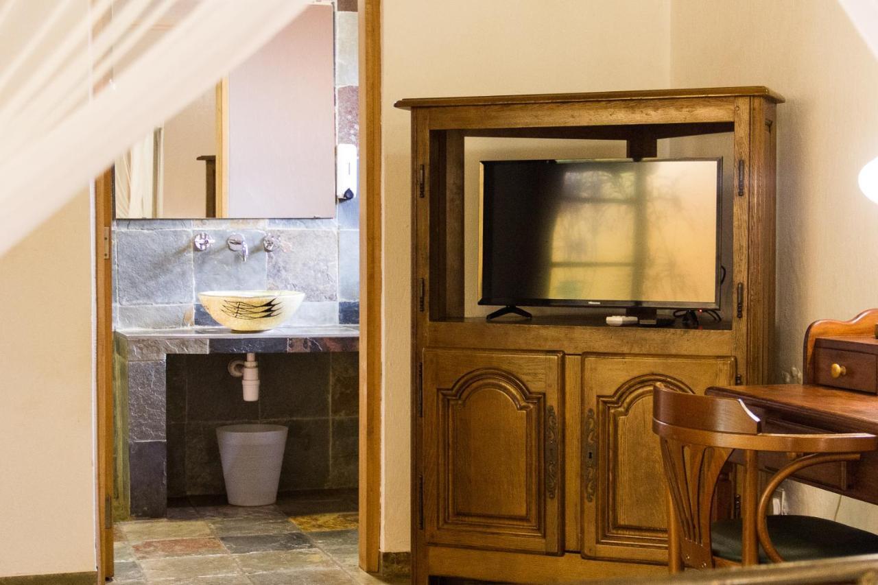 Hotel Bougainviller Кампала Екстериор снимка